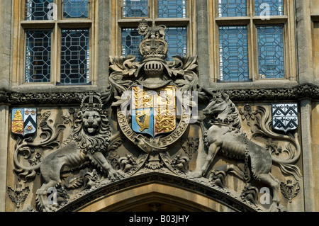 Königliches Wappen über dem Eingang zum Brasenose College in Oxford, England Stockfoto