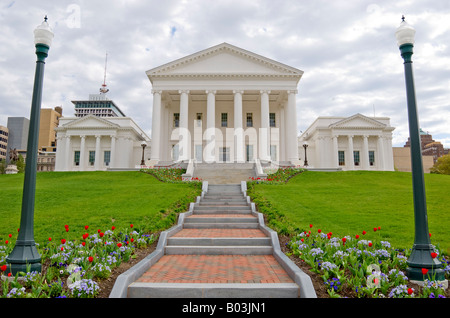 Virginia State Capitol Richmond // RICHMOND, Virginia, Vereinigte Staaten — das Virginia State Capitol, ein architektonisches Meisterwerk, das von Thomas Jefferson entworfen wurde, befindet sich in Richmond. Dieses historische Gebäude wurde 1788 fertiggestellt und dient als Sitz der Virginia General Assembly. Es ist ein prominentes Wahrzeichen und ein Symbol der Legislativgeschichte des Staates. Stockfoto