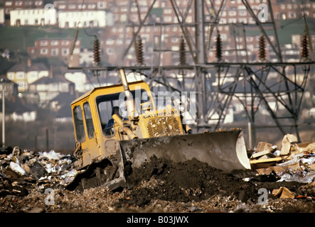 Bulldozer Mutterboden über Müll auf der Deponie Newport Gwent Wales UK Stockfoto