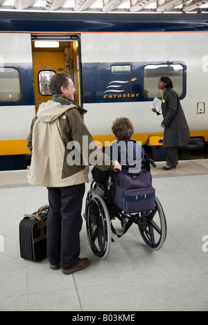 Rollstuhl Passagier wartet, ein Eurostar Zug am Kings Cross / St. Pancras International Station. London. Stockfoto