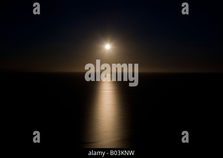 Sauber, ruhig und inspirierendes Bild der Mondaufgang über dem Meer Stockfoto