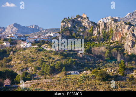 Ruinen des Castell de Guadalest, Burg Guadalest und die weiß gewaschene Kirche Glockenturm in der Stadt von Guadalest Stockfoto