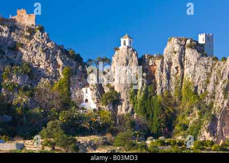 Ruinen des Castell de Guadalest, Burg Guadalest und die weiß gewaschene Kirche Glockenturm in der Stadt von Guadalest Stockfoto