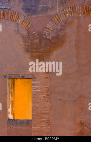 Sonnenlicht in den Fenstern des Turms des Kapitäns bei der Alhambra (La Alhambra) - ein UNESCO-Weltkulturerbe Stockfoto