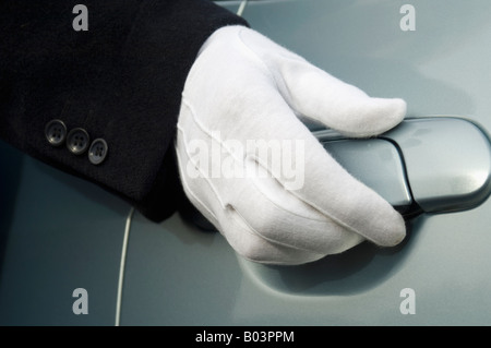 Hand tragen formalen weißen Handschuh Autotür öffnen. Fünf-Sterne-Luxus. Service. Stockfoto