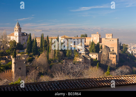 Blick auf die Alhambra (La Alhambra) aus den oberen Gärten des Generalife - bezeichnet ein UNESCO-Weltkulturerbe Stockfoto