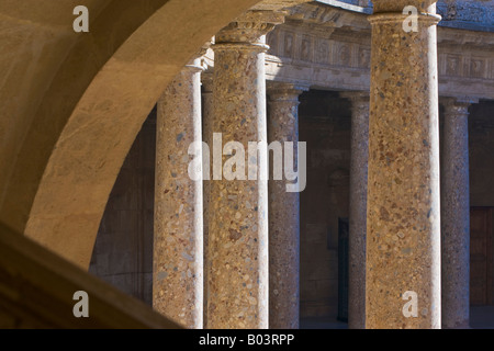 Säulen im kreisförmigen Hof der Palast von Charles V (Palacio de Carlos V), der Alhambra (La Alhambra) Stockfoto