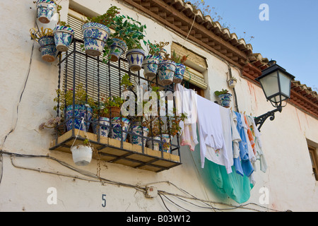 Waschen hängen zum Trocknen an einem Haus in der Albaicín Viertel - ein UNESCO-Weltkulturerbe Stadt Granada Stockfoto