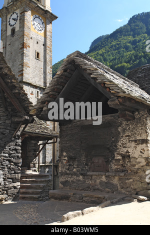 Spire Kirchturm Berg Dorf Steinhaus Rustico Sonogno Val Verzasca Verzasca Tessin Schweiz Stockfoto