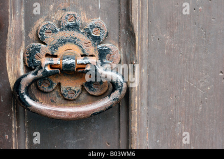 Alte Metall Türgriff auf Schwarz bemalte Holztür Stockfoto