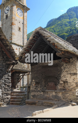 Spire Kirchturm Berg Dorf Steinhaus Rustico Sonogno Val Verzasca Verzasca Tessin Schweiz Stockfoto