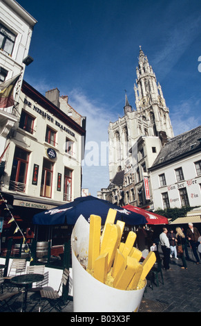 ein Riesen Kegel von Pommes frites, die allgegenwärtigen Fast-Food in Belgien in den Straßen von Antwerpen Kathedrale im Hintergrund Stockfoto