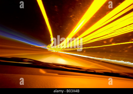 Schlieren verursacht durch Auto Rückleuchten in der Nacht bei Langzeitbelichtung Stockfoto