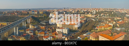 Eine 3 Bild Panorama Stitch Luftaufnahme der näheren Umgebung von Prag in der Nähe von u-Bahnstation Vysehrad entnommen. Stockfoto