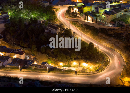 Aktivität auf einer Straße unterhalb des Castillo de Santa Catalina (Schloss) in der Nacht in der Stadt Jaen, Provinz Jaén, Andalusien Stockfoto