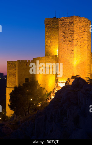 Mauern und Türme der Castillo de Santa Catalina (Schloss) in der Abenddämmerung in der Stadt Jaen, Provinz Jaén, Andalusien (Andalucia) Stockfoto