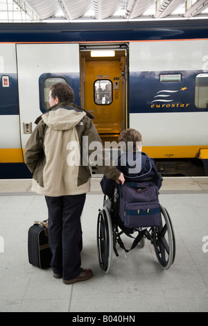 Rollstuhl Passagier wartet, ein Eurostar Zug am Kings Cross / St. Pancras International Station. London. Stockfoto