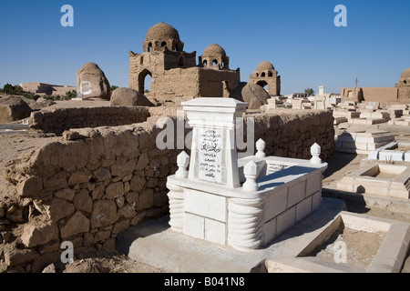 Grab einer kürzlichen Beerdigung auf dem Fatimiden Friedhof, Assuan Stadt, Ägypten Stockfoto