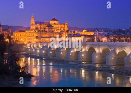 Puente Romano (Brücke) über den Rio Guadalquivir (Fluss) und der Mezquita (-Moschee-Kathedrale) während der Dämmerung in der Stadt Stockfoto