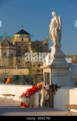 Statue des Erzengels Sankt Teammember auf der Puente Romano (Brücke) des Rio Guadalquivir (Fluss) in Córdoba erstreckt sich Stockfoto