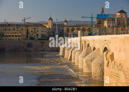 Puente Romano (Brücke) über den Rio Guadalquivir (Fluss) in der Stadt Cordoba, UNESCO-Weltkulturerbe Stockfoto