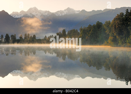 Lake Matheson im Hintergrund Mount Tasman und Mount Cook, Süd West New Zealand Stockfoto