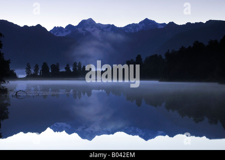 Mt Tasman und Mt Cook Aoraki Mount Cook NP Spiegelbild im Lake Matheson Westland Nationalpark Neuseeland Stockfoto