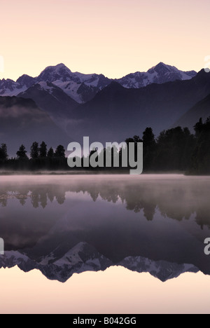 Mt Tasman und Aoraki Mt Cook Reflexion im Lake Matheson, Mount Cook Nationalpark Westland New Zealand Stockfoto