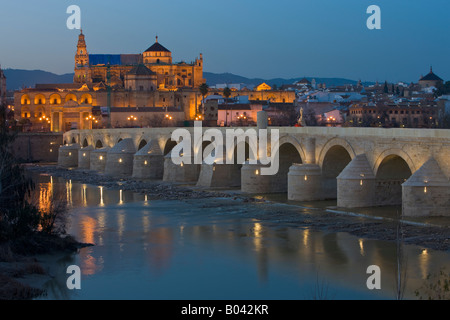 Puente Romano (Brücke) über den Rio Guadalquivir (Fluss) und der Mezquita (-Moschee-Kathedrale) während der Dämmerung Stockfoto