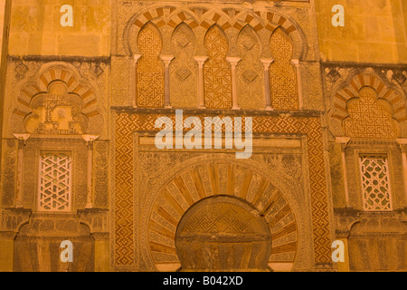 Hoch dekorierte Tür an der Westwand der Mezquita (-Moschee-Kathedrale) in der Nacht in der Stadt Cordoba Stockfoto