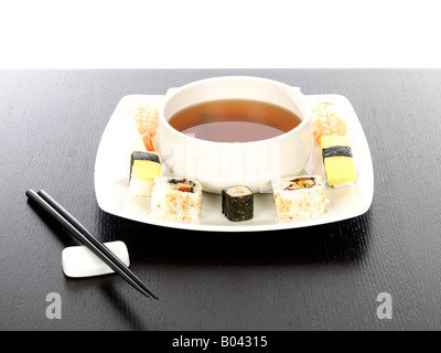 Gemischte Sushi mit Miso-Suppe Stockfoto