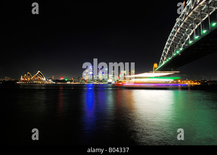 Skyline von Sydney bei Nacht mit Sydney Oper Harbour Bridge und Kreuzfahrt Schiff New South Wales Australien Stockfoto