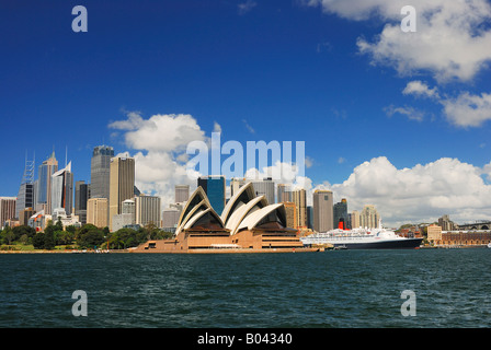 Skyline von Sydney Sydney Opera und Queen Elizabeth 2 Sydney neu Wales Süd Australien Februar 2007 Stockfoto