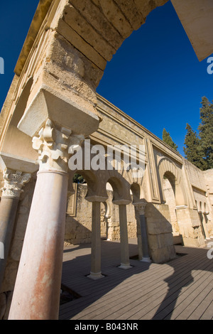 Bögen und Säulen des Edificio basilikalem Superior (obere Basilika-Gebäude), Medina Azahara, Provinz Córdoba Stockfoto