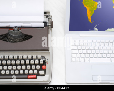 Laptop-Computer und Schreibmaschine Stockfoto