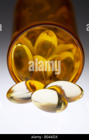 Nahaufnahme der Gelatine-Pillen, verschütten aus Flasche, Vitamin E Stockfoto