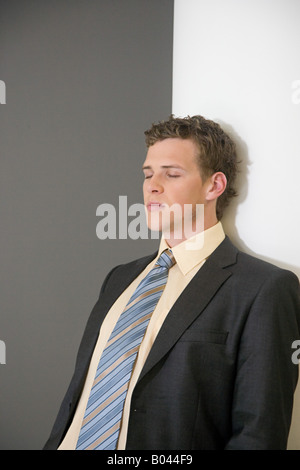 Geschäftsmann mit geschlossenen Augen Stockfoto