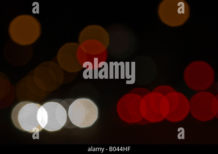 Verschwommene Stadt-Lichter in der Nacht Stockfoto