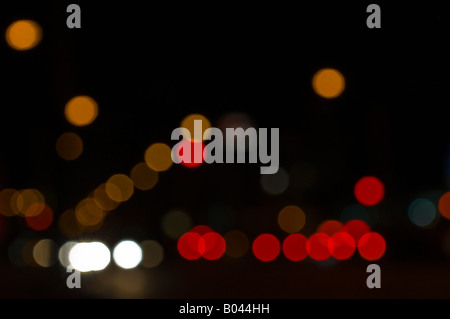 Verschwommene Stadt-Lichter in der Nacht Stockfoto