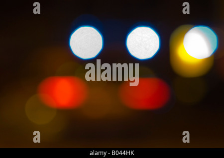 Verschwommene Stadt-Lichter in der Nacht Stockfoto