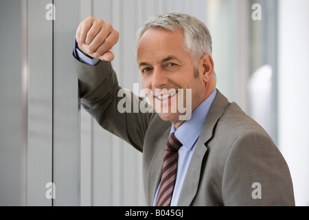 Lächelnde grauen Haaren Geschäftsmann Stockfoto