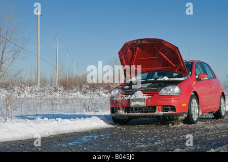 Auto mit Haube, im Winter auf Landstraße Stockfoto
