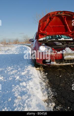 Probleme mit dem Auto auf Winter Landstraße Stockfoto