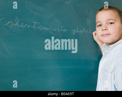 Junge auf eine Tafel schreiben Stockfoto