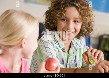 Jungen und Mädchen haben Lunchpaket Stockfoto