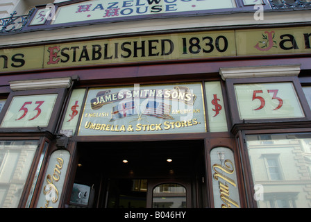 Nahaufnahme von James Smith und Söhne traditionelle Sonnenschirm und Stick-Shop in New Oxford Street London Stockfoto