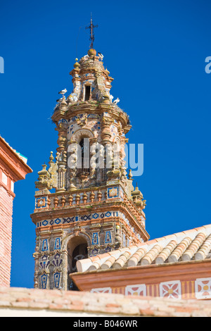 Glockenturm der Iglesia De La Asunción (Kirche) in der Stadt von Palma Del Rio, Provinz Córdoba, Andalusien (Andalusien). Stockfoto