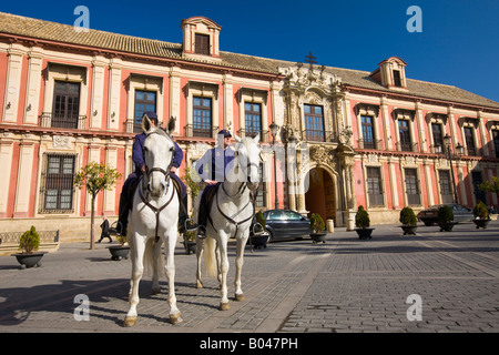 Polizisten auf dem Pferderücken außerhalb der Palacio Arzobispal (Palast des Erzbischofs) im Plaza Virgen de Los Reyes Stockfoto