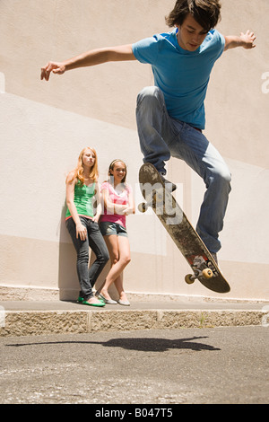 Ein Teenager, die Sprünge mit dem Skateboard zu tun Stockfoto