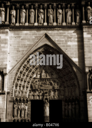 Main-Türen an der Westfassade der Kathedrale Notre Dame de Paris. Île De La Cité. Die Ufer der Seine. Paris. Frankreich Stockfoto